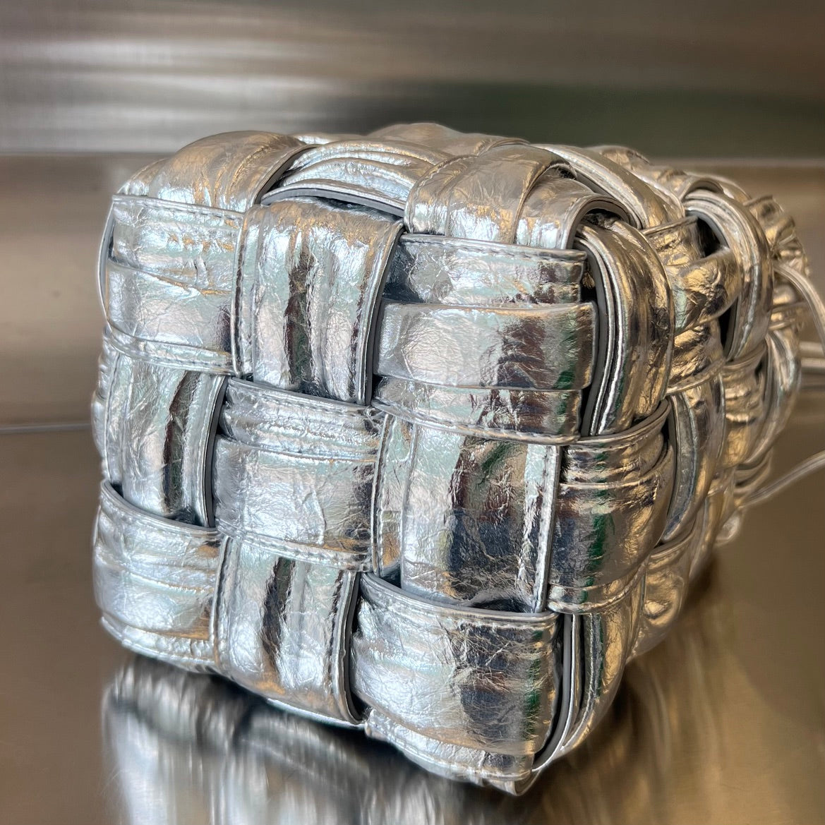 BOTTEGA VENETA SMALL CASSETTE BUCKET 18 IN SILVER METALLIC SOFT LAMBSKIN