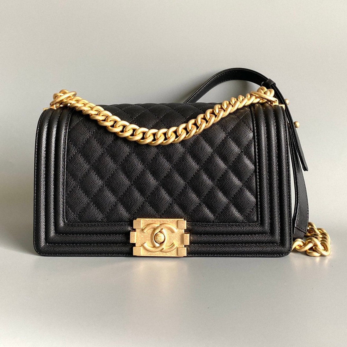 CHANEL MEDIUM 25 BOY BAG IN BLACK LAMBSKIN GOLD HARDWARE