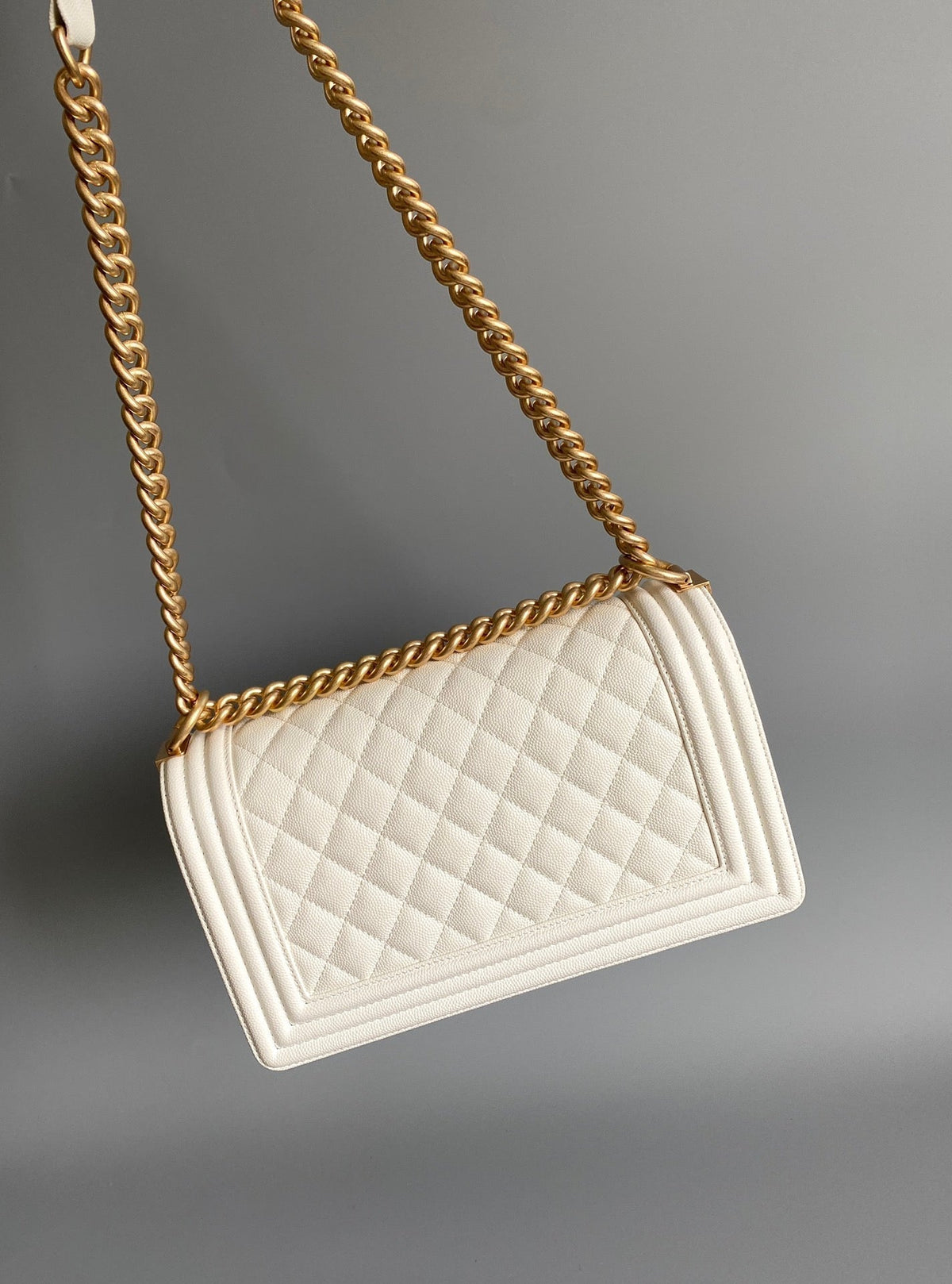 CHANEL MEDIUM 25 BOY BAG IN WHITE LAMBSKIN GOLD HARDWARE
