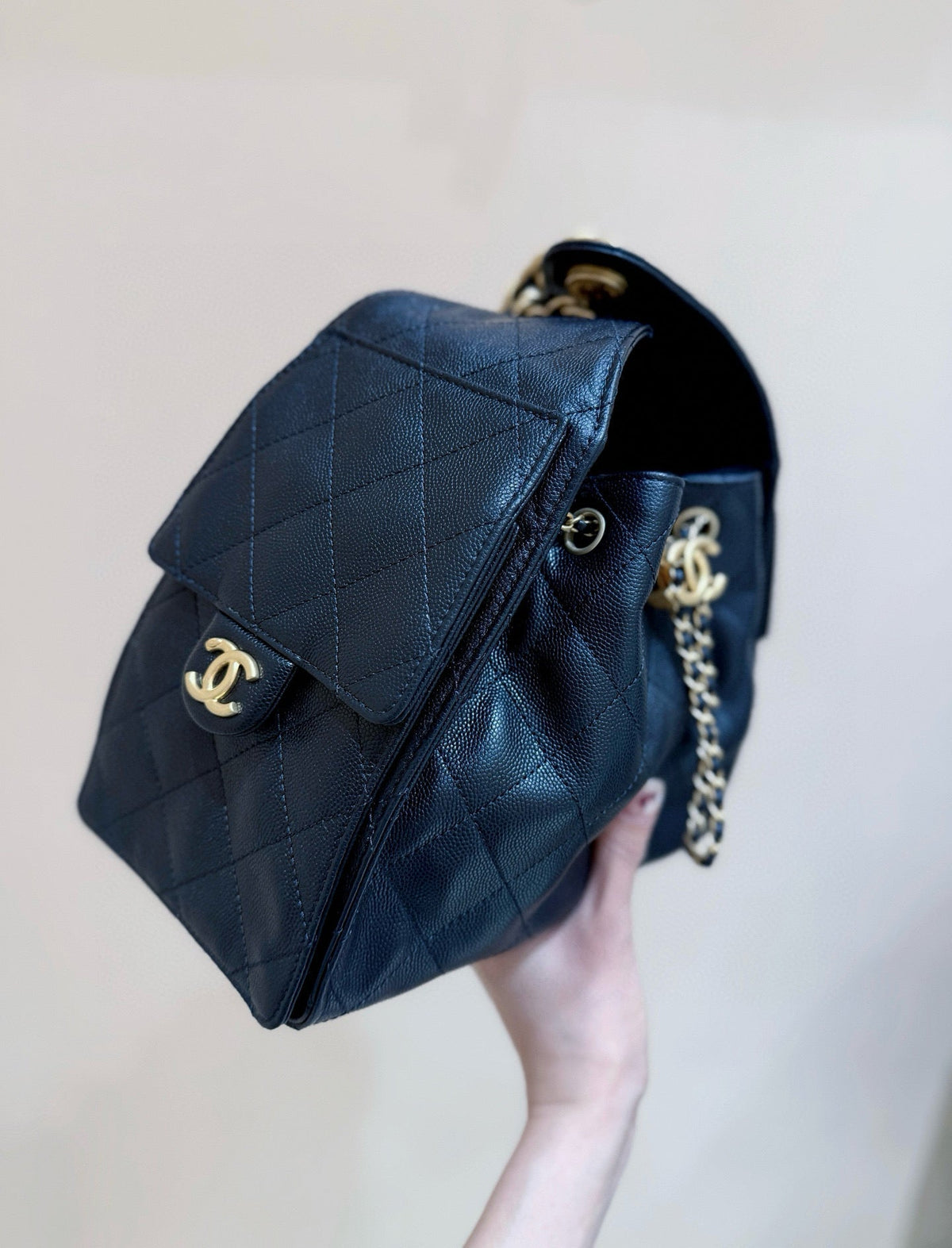 CHANEL 25 HANDBAG IN BLACK 30 GRAINED CALFSKIN GOLD HARDWARE