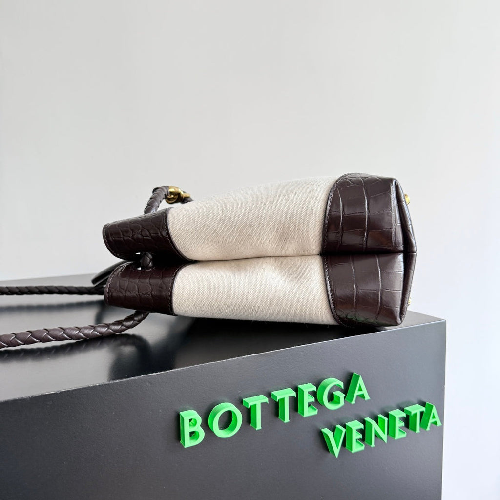 BOTTEGA VENETA 25S MEDIUM ANDIAMO 32 IN IVORY DARK BROWN CALFSKIN AND CANVAS