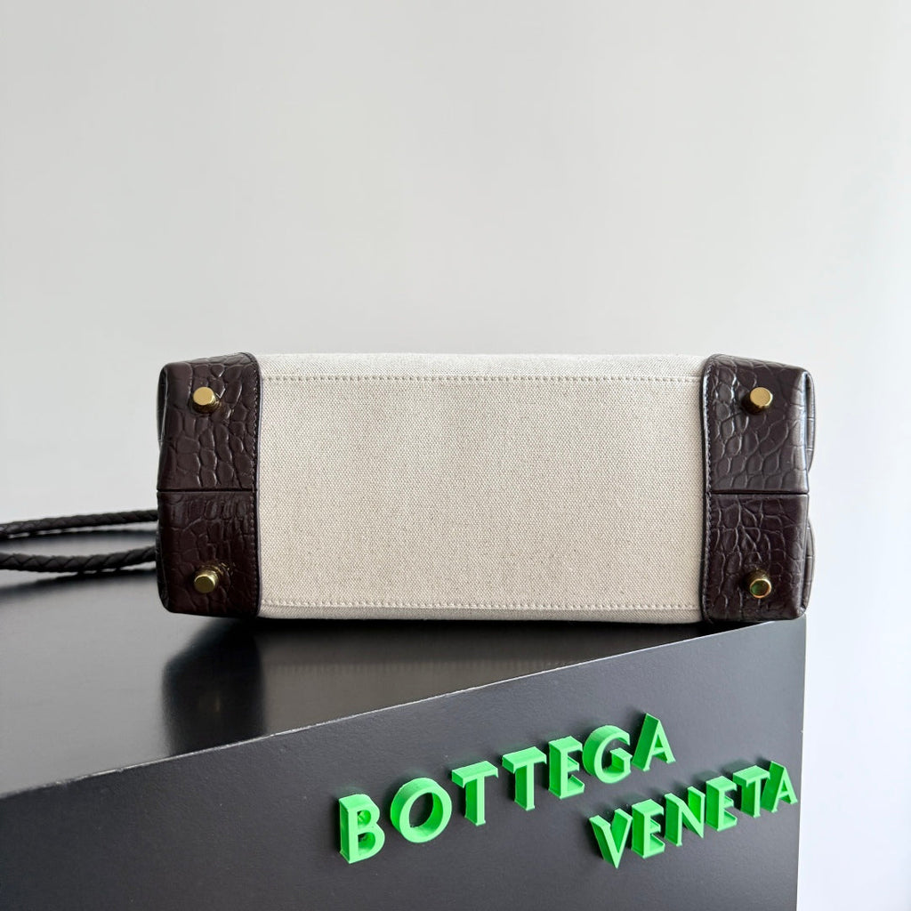 BOTTEGA VENETA 25S MEDIUM ANDIAMO 32 IN IVORY DARK BROWN CALFSKIN AND CANVAS