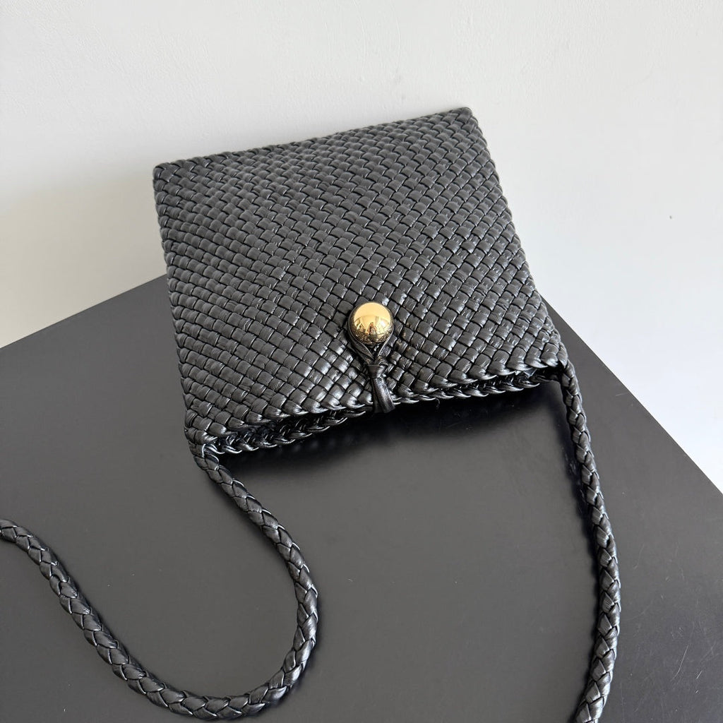BOTTEGA VENETA 25S TOSCA BAG 19 IN BLACK CALFSKIN GOLD HARDWARE