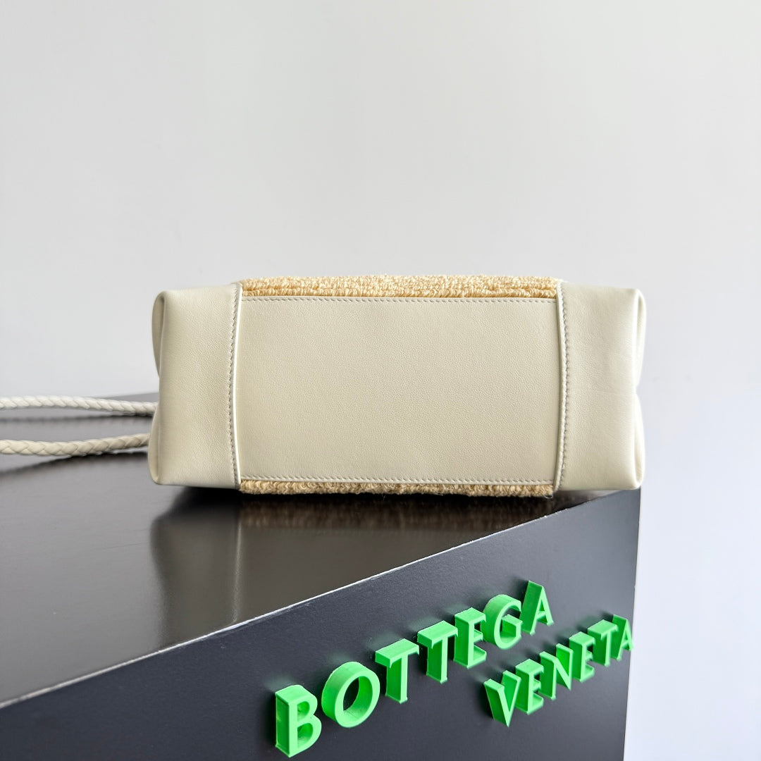 BOTTEGA VENETA 25S SMALL ANDIAMO 25 IN IVORY CALFSKIN AND RAFFIA