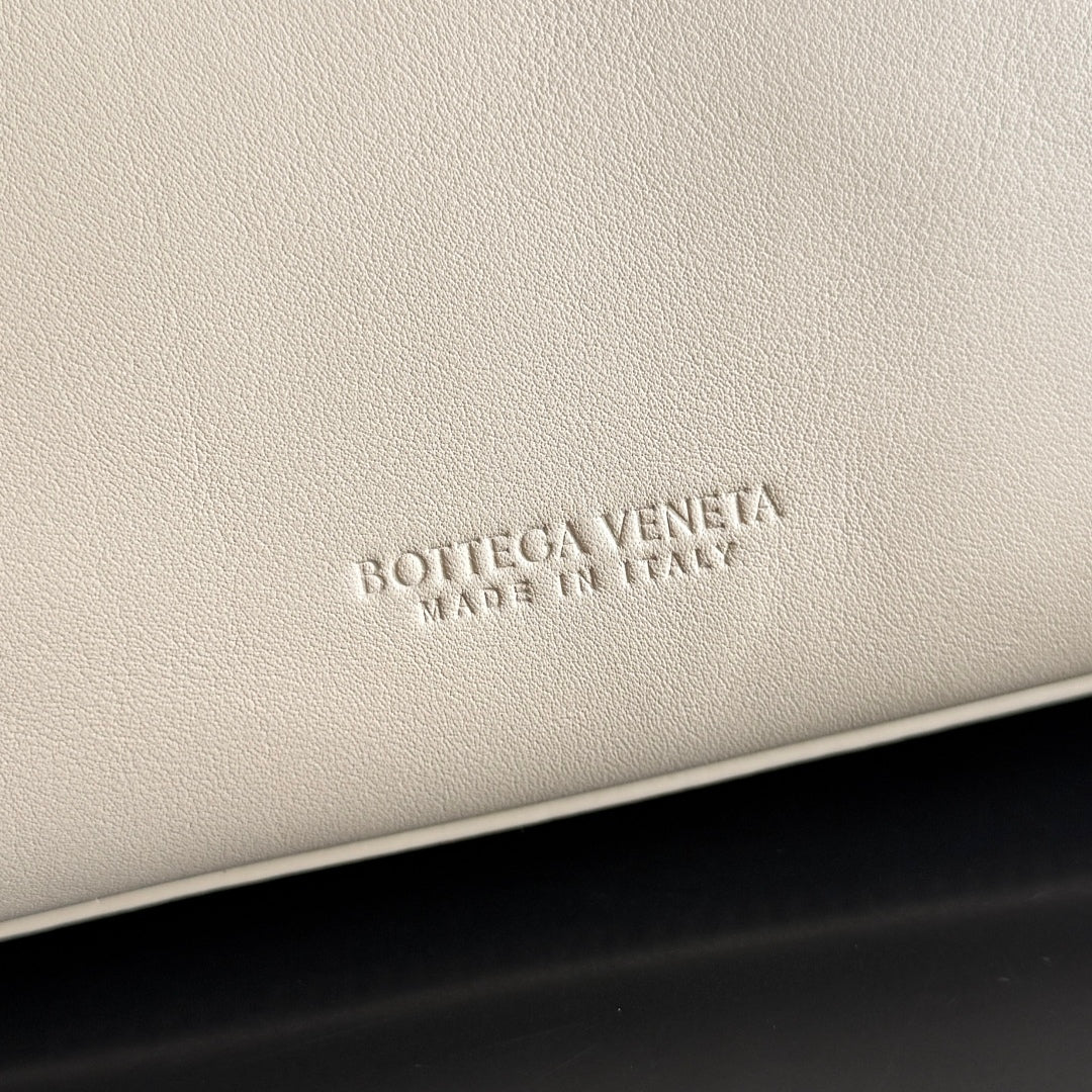BOTTEGA VENETA 25S MEDIUM CIAO CIAO BAG 26 IN LIGHT WARM BEIGE CALFSKIN