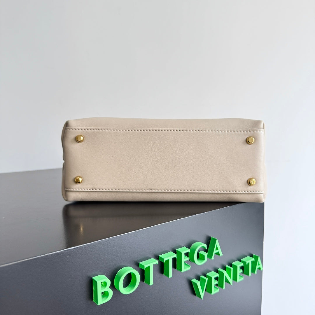 BOTTEGA VENETA 25S MEDIUM CIAO CIAO BAG 26 IN LIGHT WARM BEIGE CALFSKIN