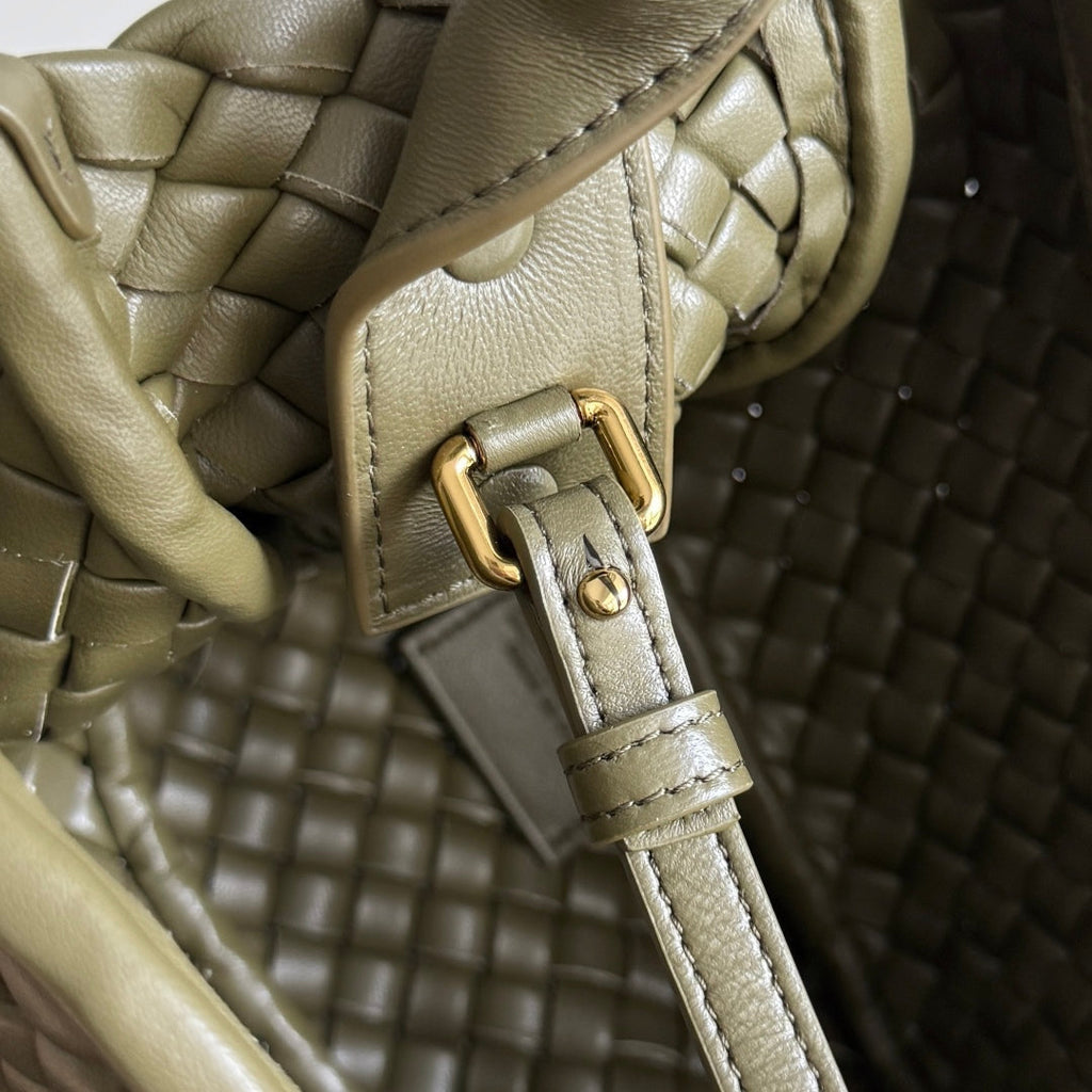 BOTTEGA VENETA 25S COBBLE BAG 23 IN ARMY GREEN CALFSKIN