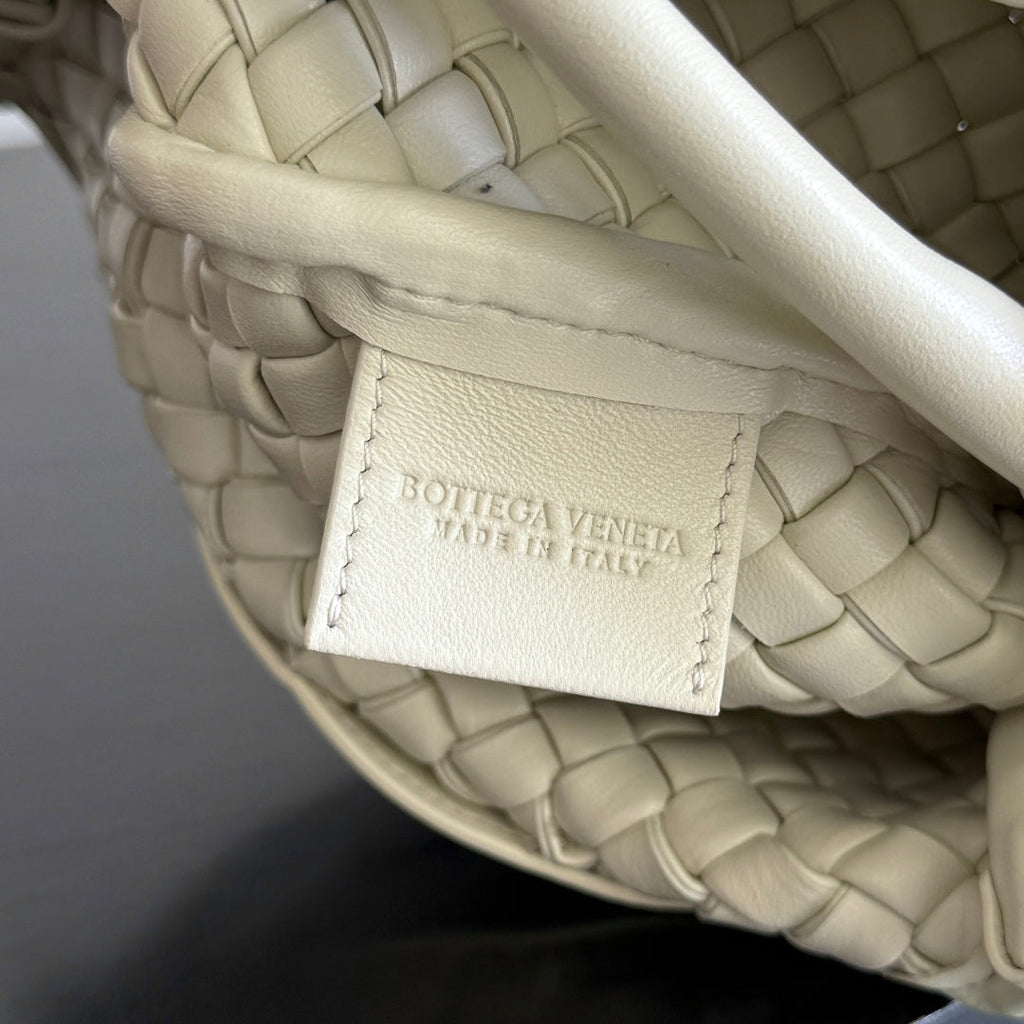 BOTTEGA VENETA 25S COBBLE TOP HANDLE BAG 23 IN IVORY CALFSKIN