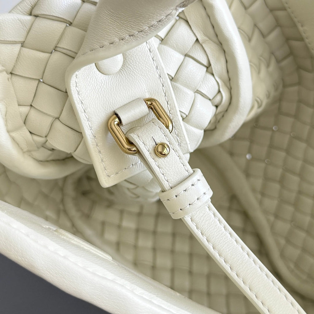 BOTTEGA VENETA 25S COBBLE TOP HANDLE BAG 23 IN IVORY CALFSKIN