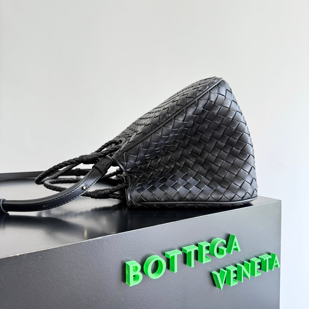 BOTTEGA VENETA 25S BASKET BAG 31 IN BLACK CALFSKIN GOLD HARDWARE