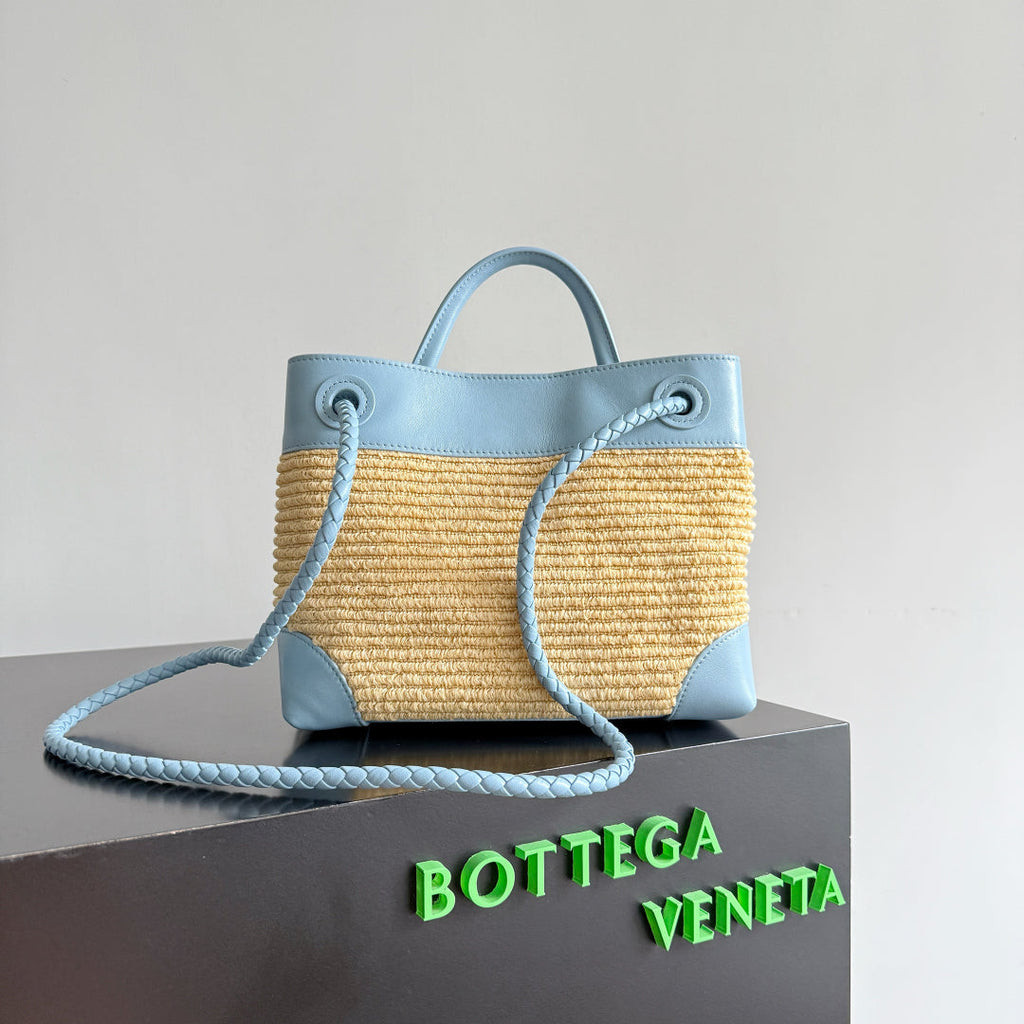 BOTTEGA VENETA 25S SMALL ANDIAMO 25 IN LIGHT BLUE CALFSKIN AND RAFFIA