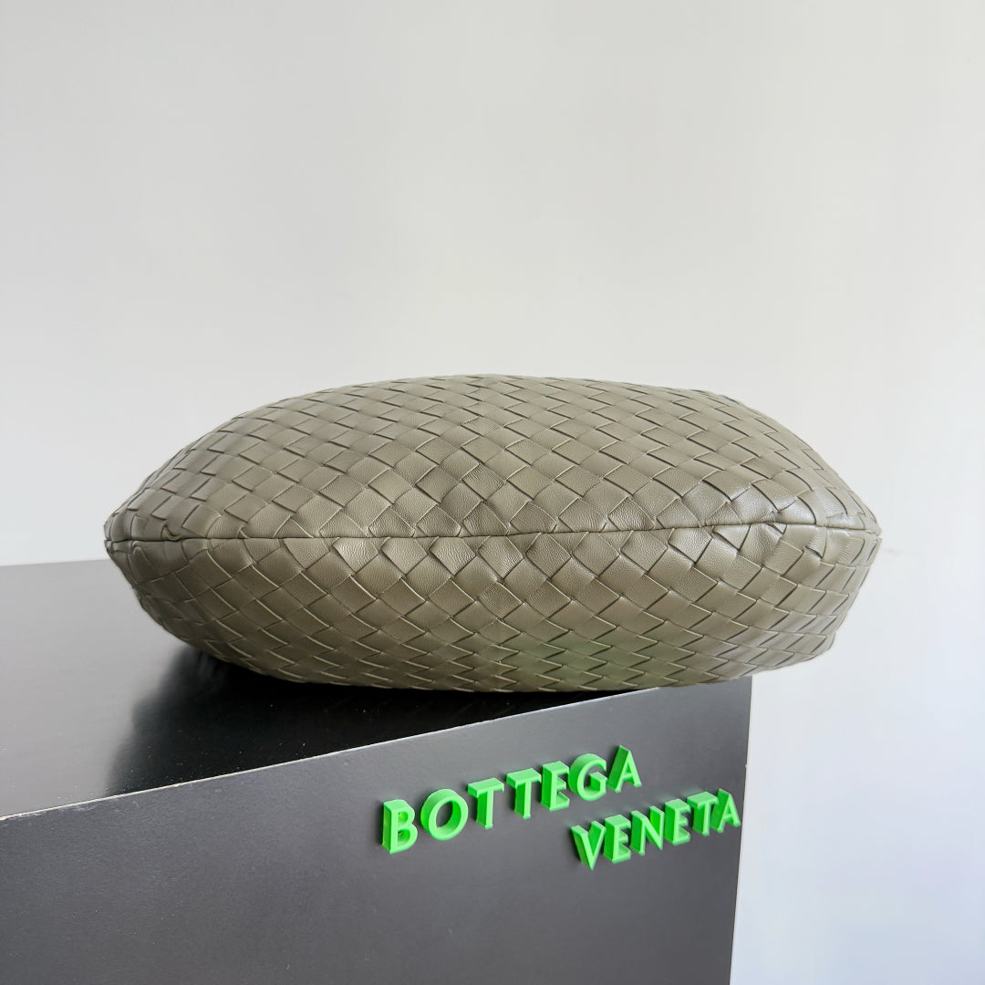 BOTTEGA VENETA 25S SMALL JODIE 48 IN ARMY GREEN CALFSKIN GOLD HARDWARE