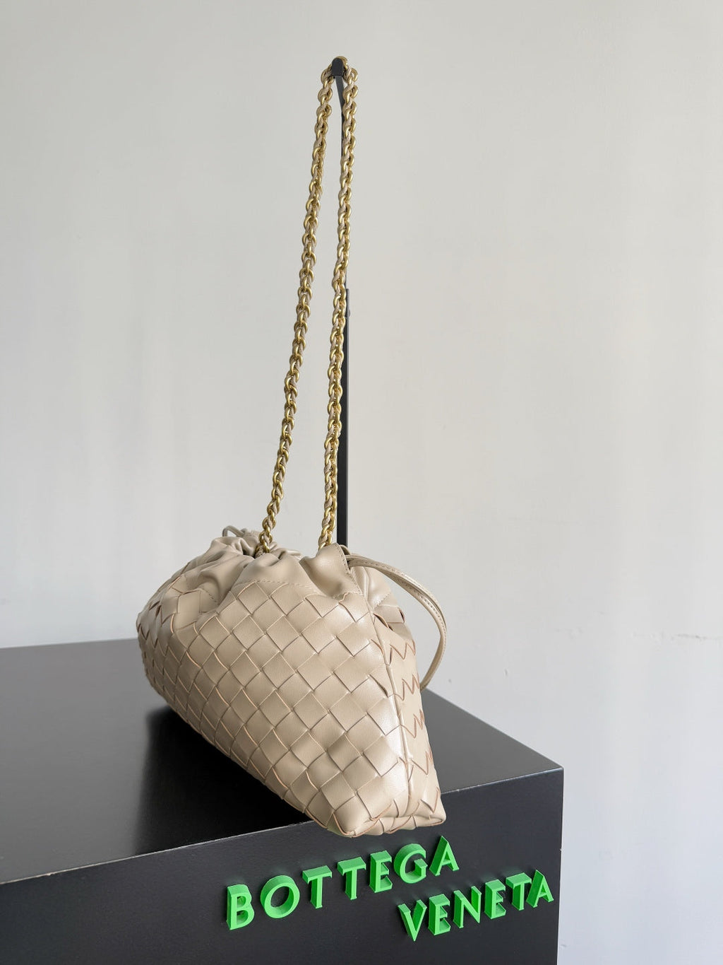 BOTTEGA VENETA 25S DUSTBAG NOTTE 33 IN WARM BEIGE CALFSKIN GOLD HARDWARE
