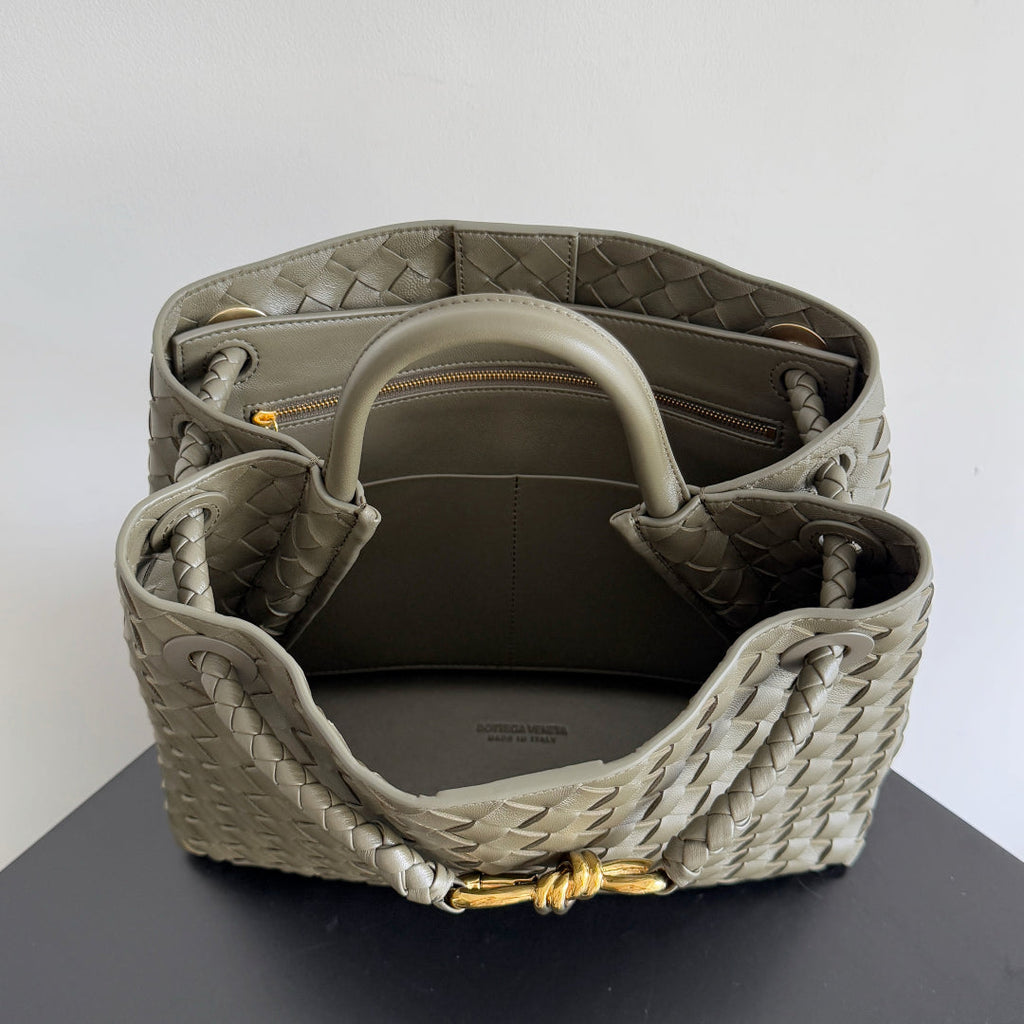 BOTTEGA VENETA 25S MEDIUM ANDIAMO 32 IN OLIVE GREEN CALFSKIN GOLD HARDWARE