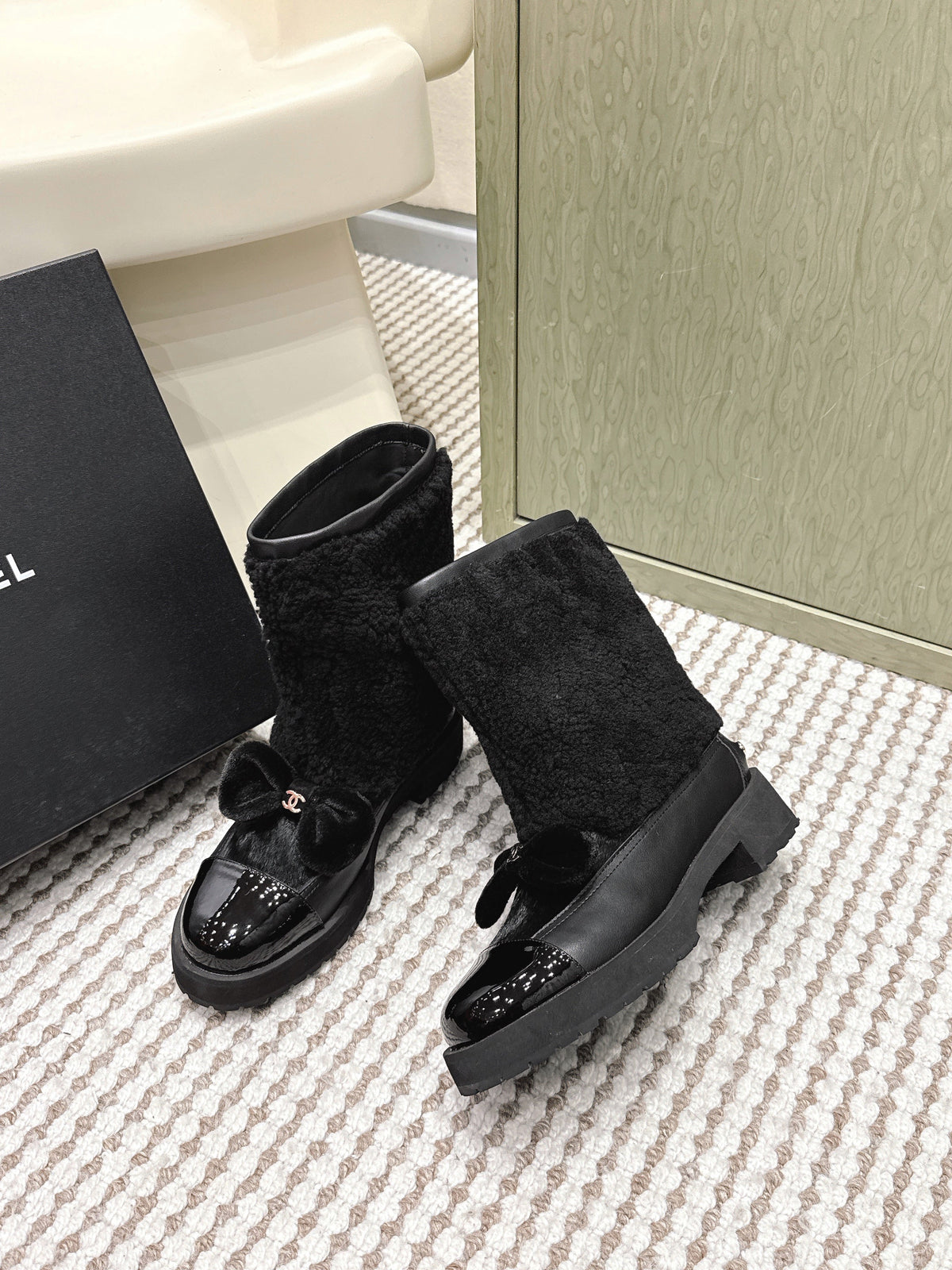 CHANEL 25S ANKLE BOOTS IN BLACK SHEARLING LAMBSKIN AND PATENT CALFSKIN