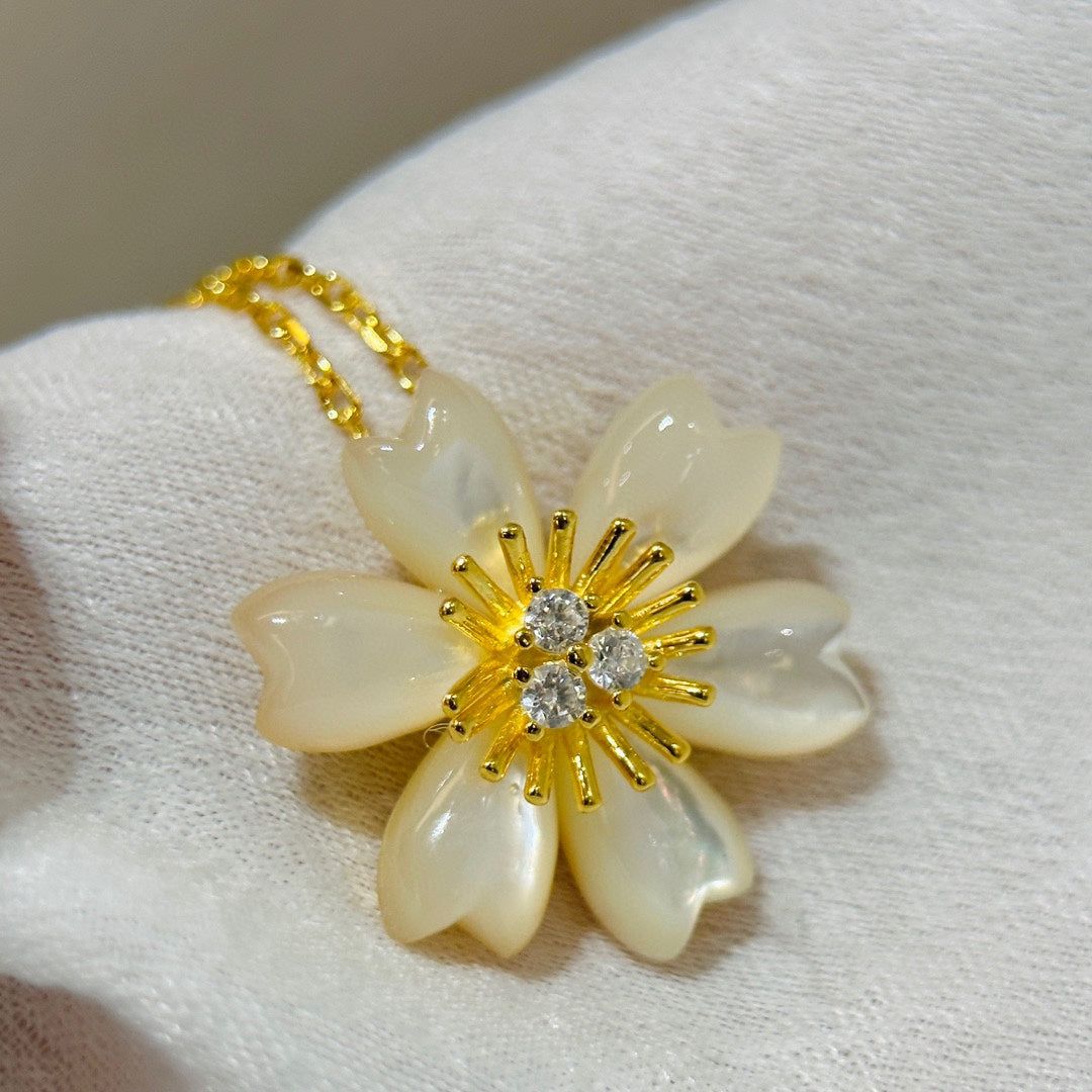 18K Rose de No?l Necklace