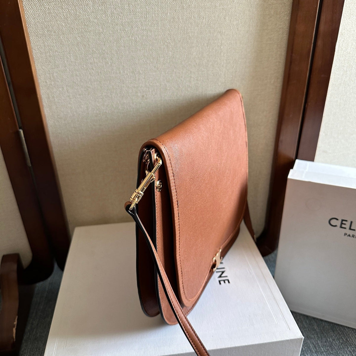 CELINE 25S BESACE SOFT TRIOMPHE 32MM IN BROWN SUPPLE SHINY LAMBSKIN
