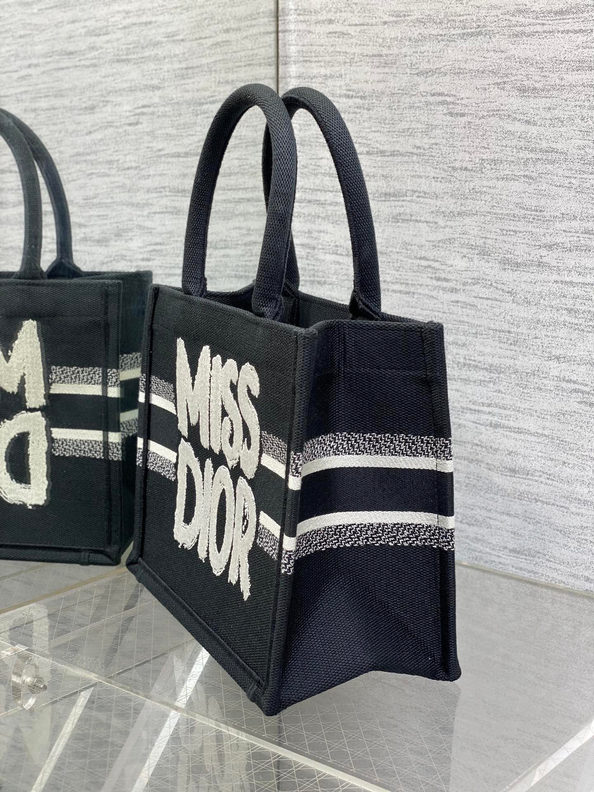 BOOK TOTE 26 IN BLACK MIX WHITE CANVAS 226506