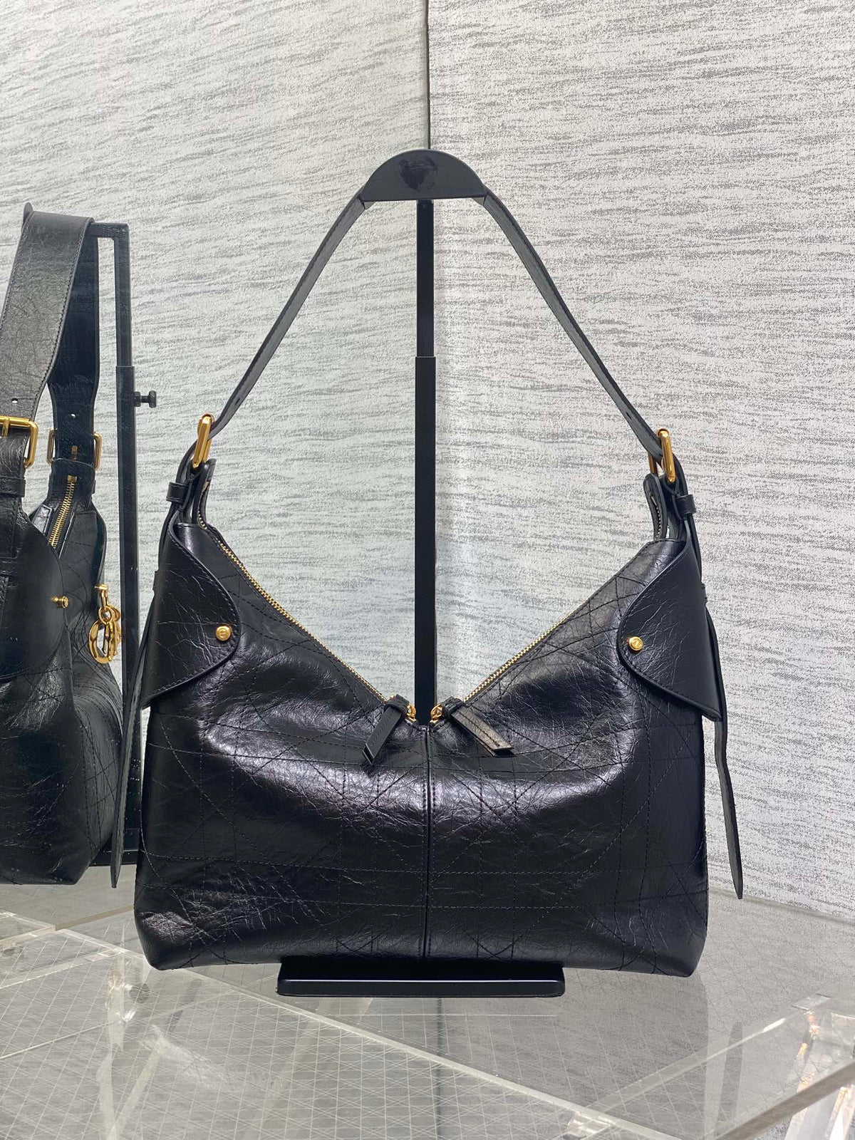 DIOR 25S MEDIUM VOYAGE BAG 28 IN BLACK FLAT MACROCANNAGE GRAINED GLOSSY CALFSKIN