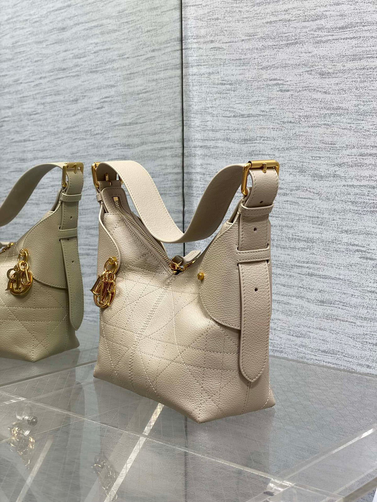 DIOR 25S SMALL VOYAGE BAG 23 IN POWDER BEIGE FLAT MACROCANNAGE GRAINED CALFSKIN