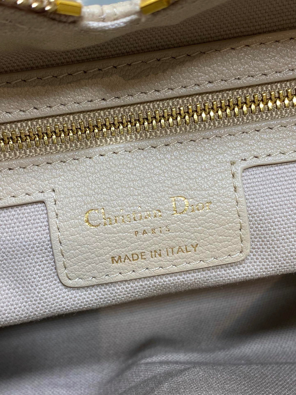 DIOR 25S MEDIUM VOYAGE BAG 28 IN POWDER BEIGE FLAT MACROCANNAGE GRAINED CALFSKIN