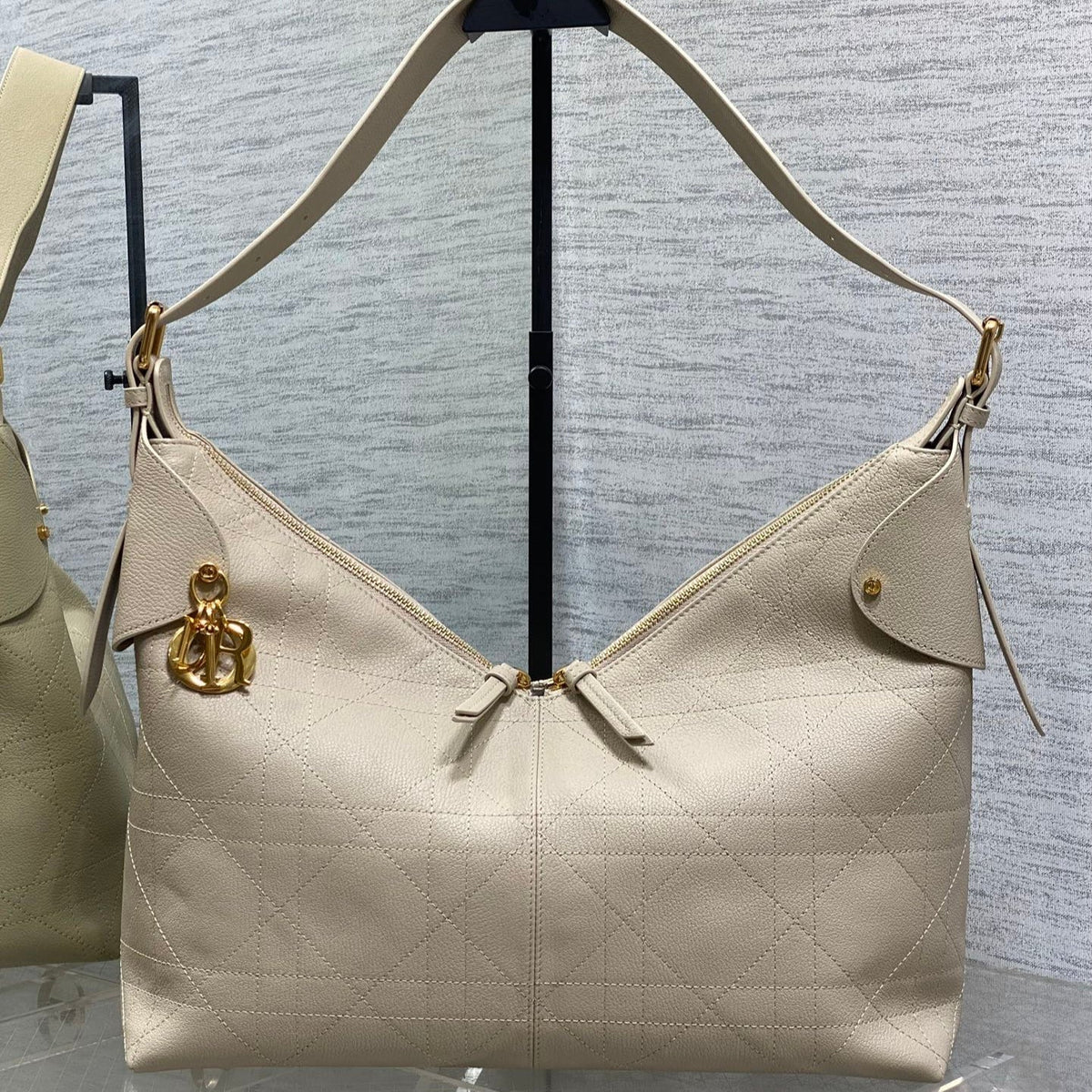 DIOR 25S VOYAGE BAG 34 IN POWDER BEIGE FLAT MACROCANNAGE GRAINED CALFSKIN