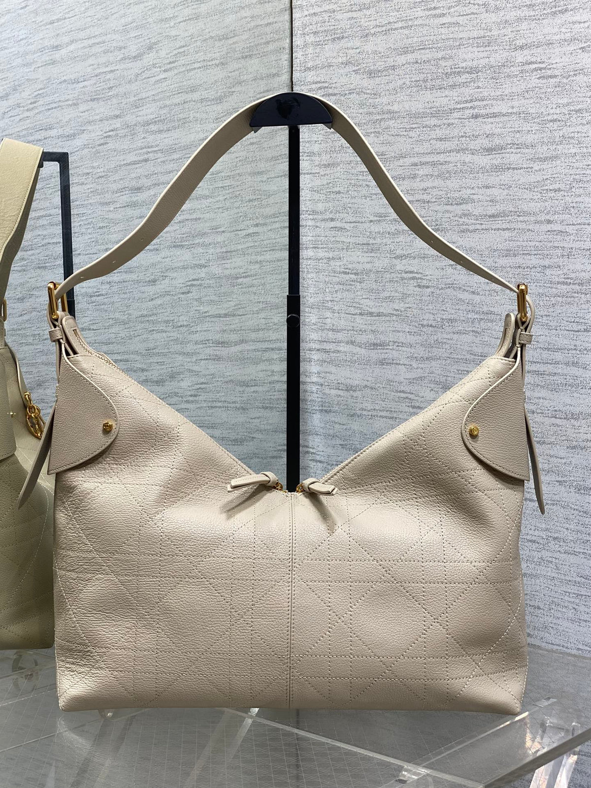 DIOR 25S VOYAGE BAG 34 IN POWDER BEIGE FLAT MACROCANNAGE GRAINED CALFSKIN