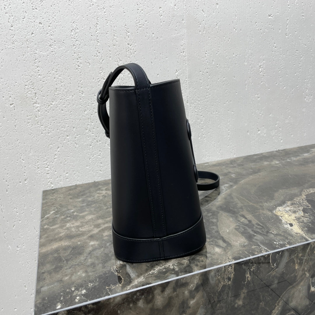 CELINE 25S CUIR TRIOMPHE BAG 30 IN BLACK CALFSKIN