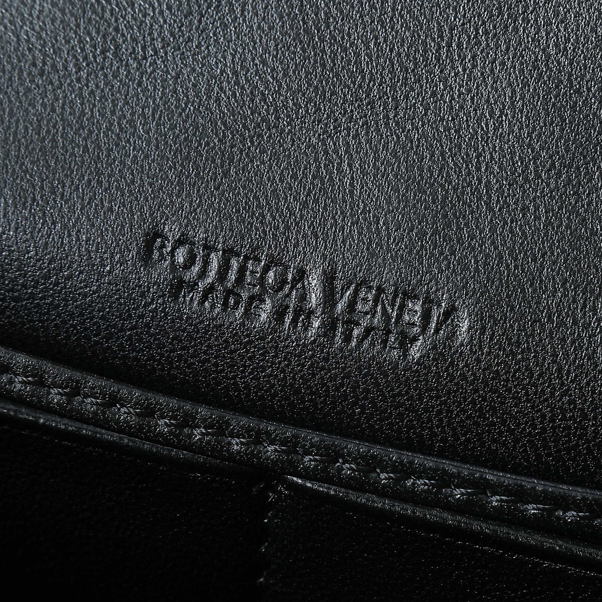 BOTTEGA VENETA 25S ANDIAMO POUCH 19 IN BLACK CALFSKIN GOLD HARDWARE