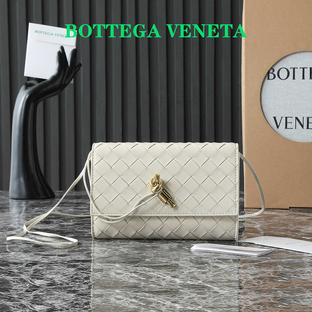 BOTTEGA VENETA 25S ANDIAMO POUCH 19 IN IVORY CALFSKIN GOLD HARDWARE