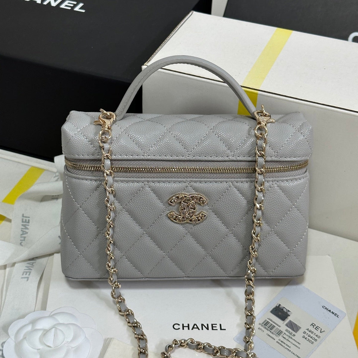 CHANEL STRASS VANITY QUILTED CASE 19 IN GREY CALFSKIN WITH GOLD METALLIC