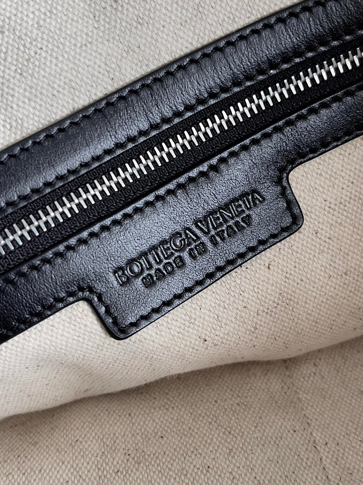 BOTTEGA VENETA 25S ANDIAMO LARGE INTRECCIATO 39 IN BLACK CALFSKIN