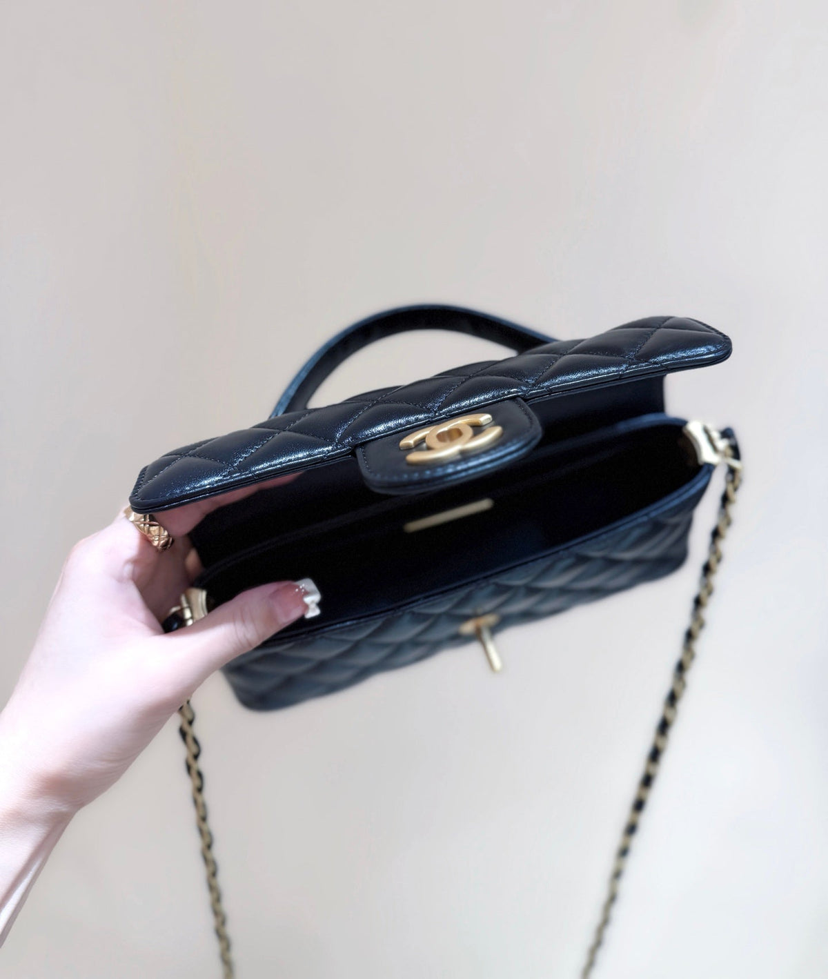 CHANEL QUILTED FLAP BAG WITH HANDLE 20 IN BLACK LAMBSKIN GOLD PLATED METAL