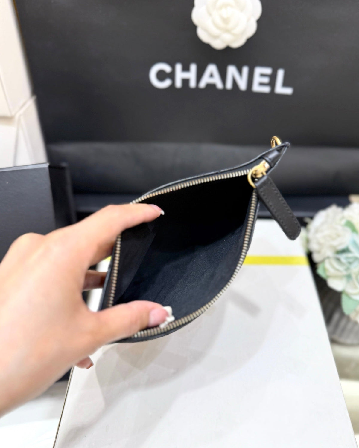CHANEL MEDIUM MAXI SHOPPING BAG 47 IN BLACK CALFSKIN GOLD-TONE METAL