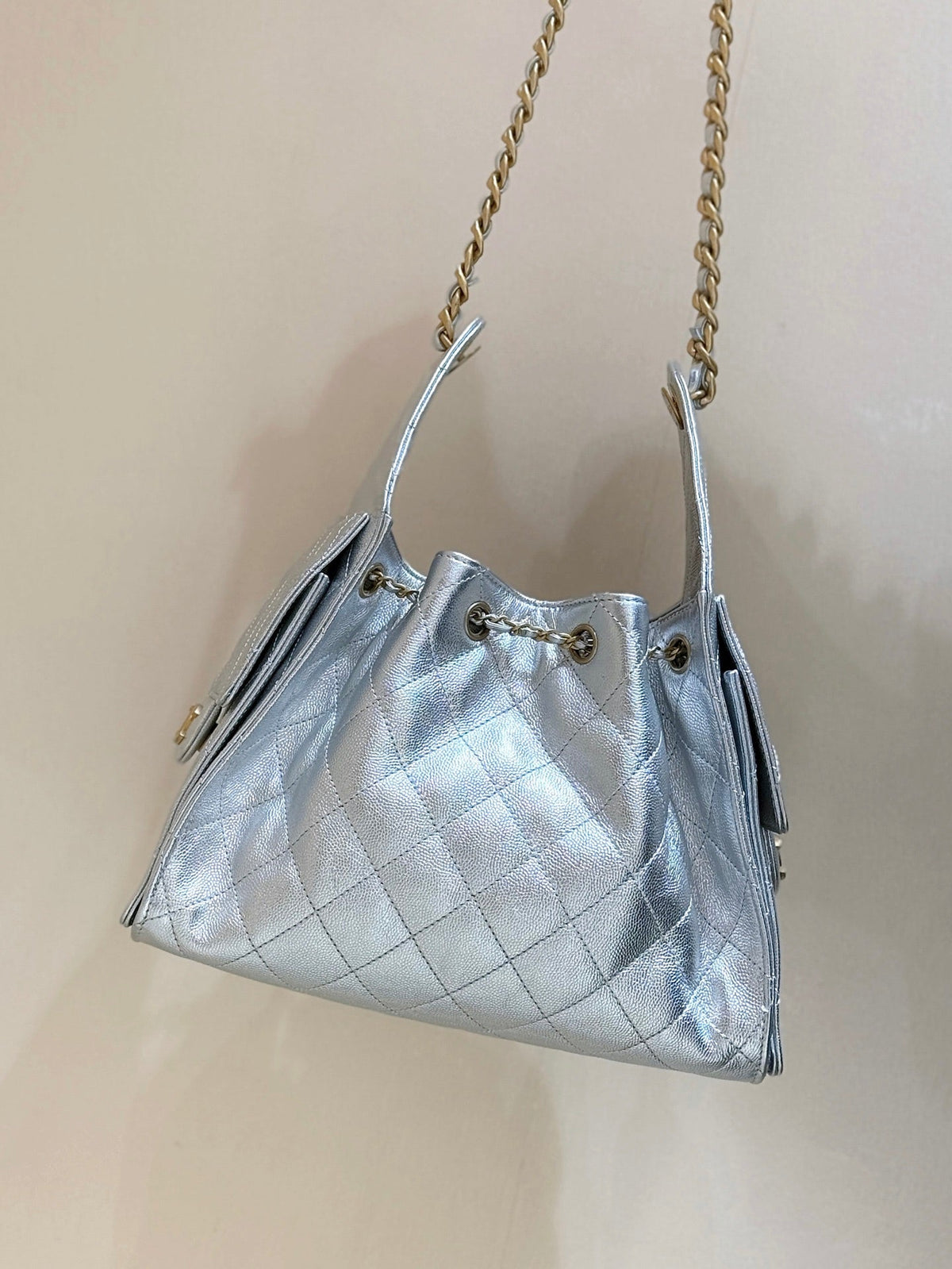 CHANEL 25 HANDBAG IN SILVER-TONE 30 GRAINED CALFSKIN GOLD HARDWARE