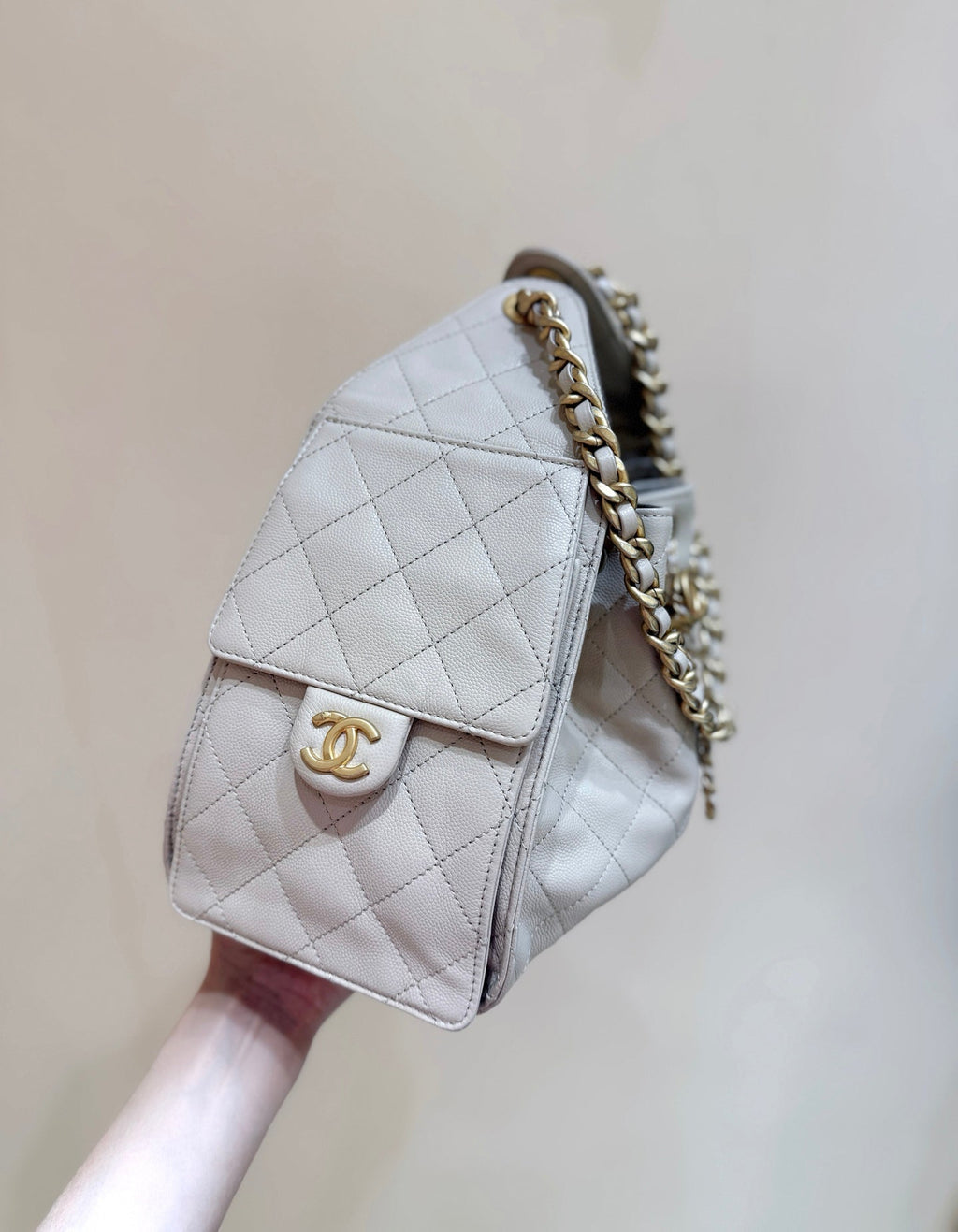CHANEL 25 HANDBAG IN CREAM 30 GRAINED CALFSKIN GOLD HARDWARE
