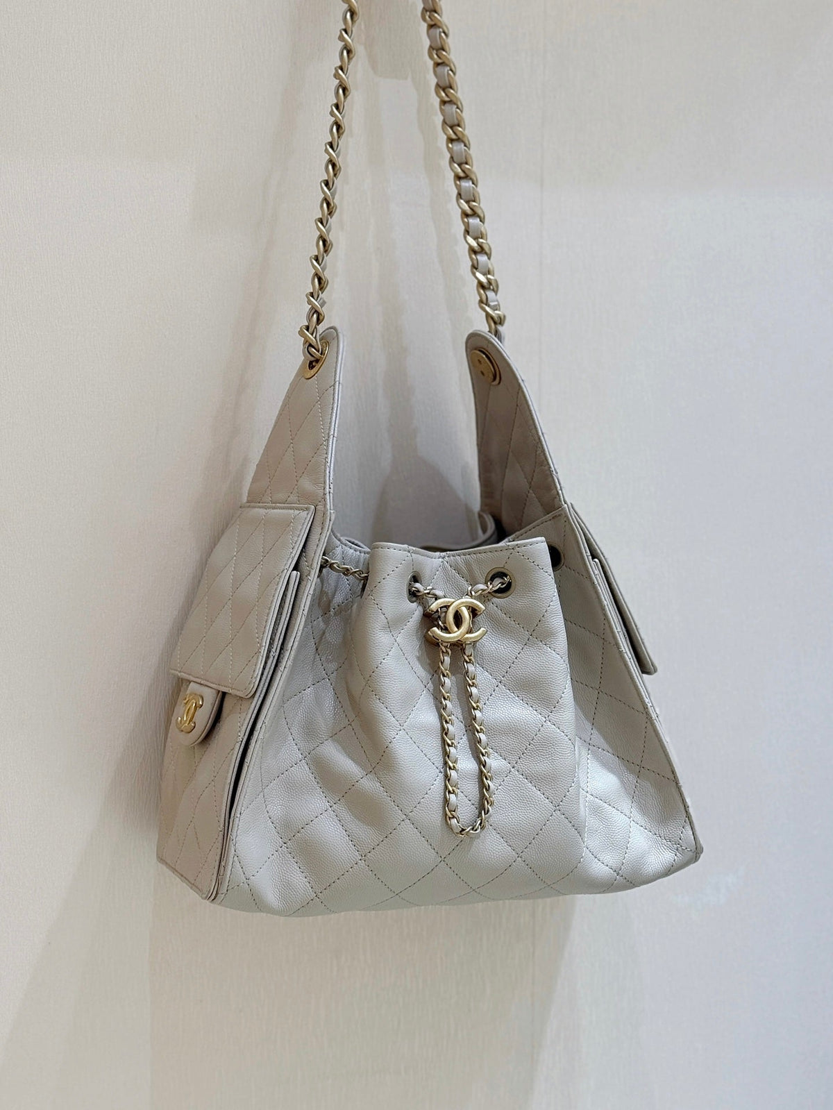 CHANEL 25 HANDBAG IN CREAM 30 GRAINED CALFSKIN GOLD HARDWARE